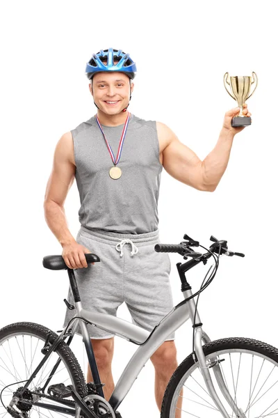 Młody mężczyzna rowerzysta trzyma trofeum — Zdjęcie stockowe