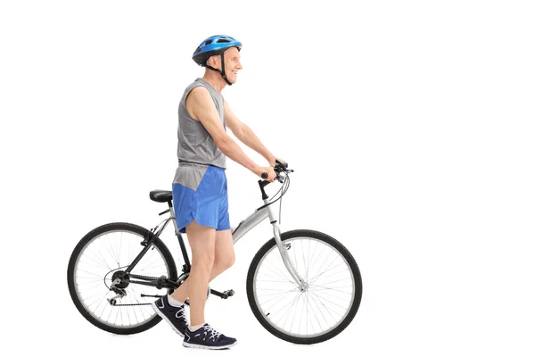 Aktiver Senior schiebt Fahrrad — Stockfoto