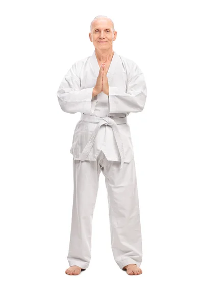 Homme âgé dans un kimono avec une ceinture blanche — Photo