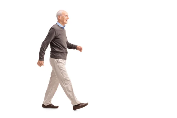 Casual senior man lopen en glimlachen — Stockfoto