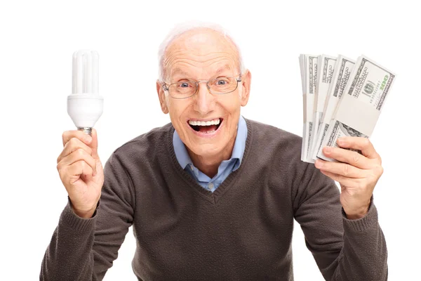 Senior gentleman met gloeilamp en geld — Stockfoto