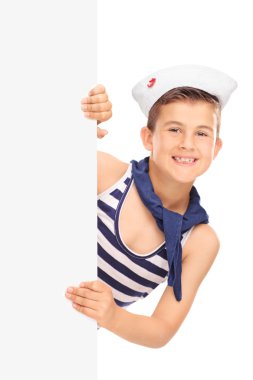 Çocuk denizci kıyafeti bir panelin arkasında