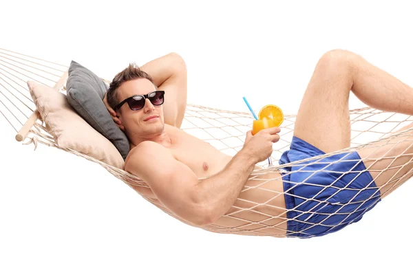 Man liggend in een hangmat en houden een cocktail — Stockfoto