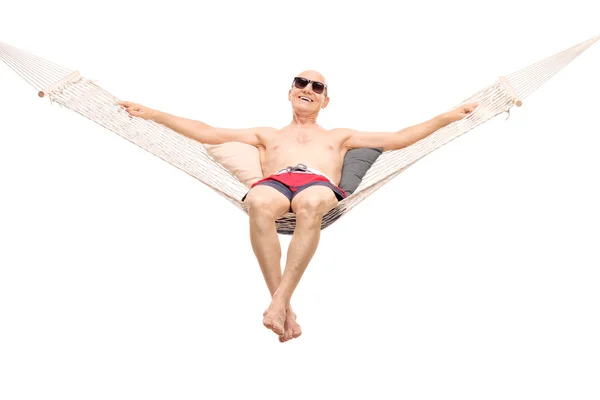 Avslappnad senior man ligger på en hammock — Stockfoto