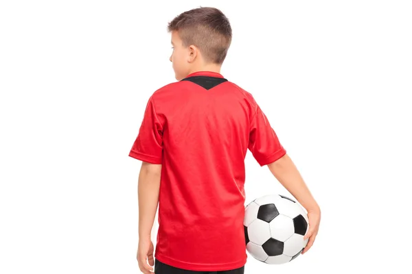 Joueur de football junior tenant un ballon — Photo