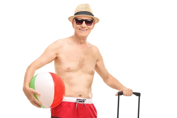 Hombre mayor sosteniendo una pelota de playa — Foto de Stock