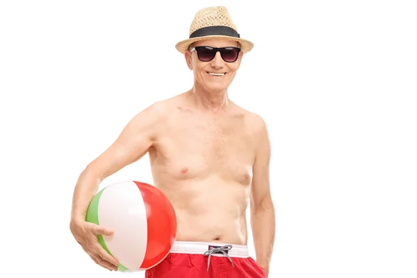 Homem sênior com óculos de sol segurando uma bola de praia — Fotografia de Stock