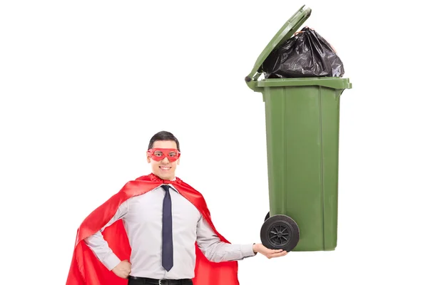 Super-herói segurando uma lata de lixo grande — Fotografia de Stock
