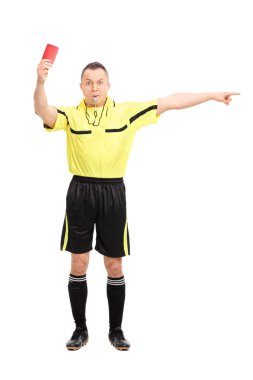 Kırmızı kart gösteren futbol hakemi