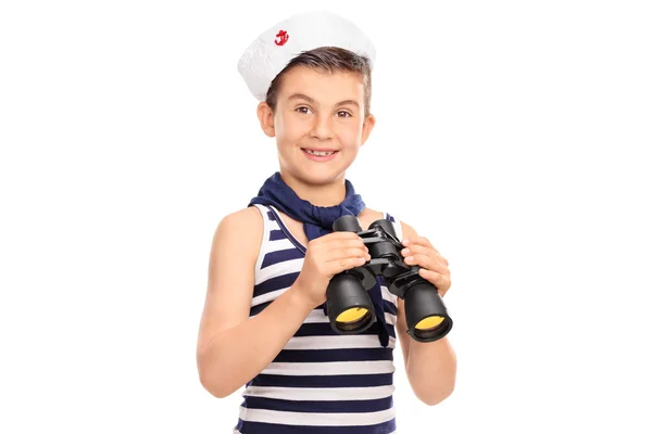 Мальчик в матросском костюме держит бинокль — стоковое фото