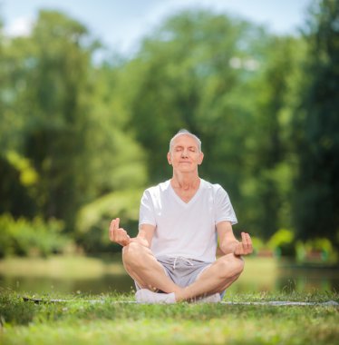 meditasyon huzurlu komuta sizde bir parkta oturmuş 