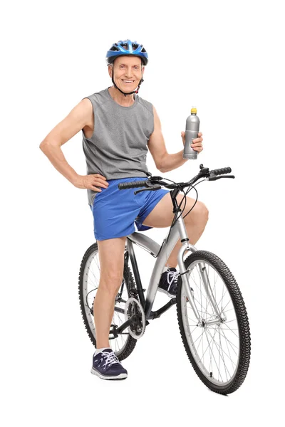 Senior homem posando em sua bicicleta — Fotografia de Stock