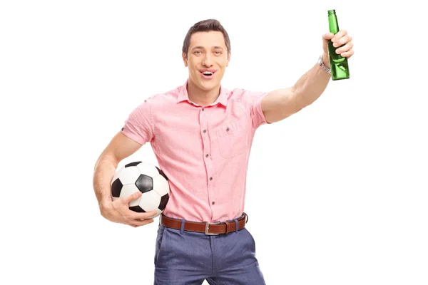 Jeune fan de football tenant une bouteille de bière — Photo