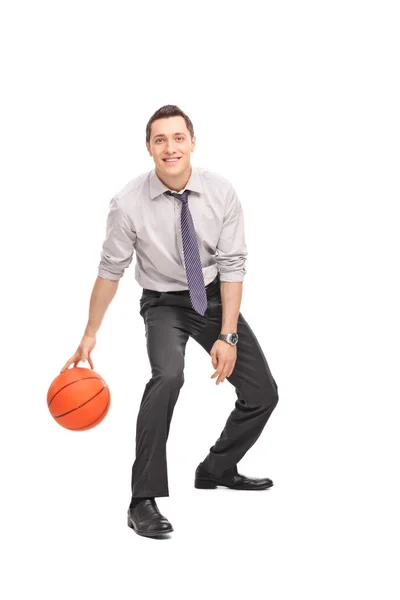 Jovem empresário alegre jogando basquete — Fotografia de Stock