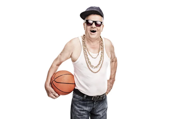 Pria senior memegang bola basket — Stok Foto