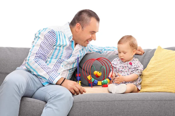 Vader spelen met zijn baby dochter — Stockfoto