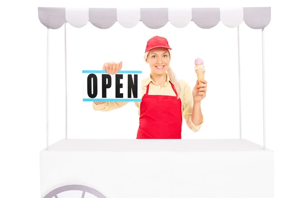 Vendeuse tenant une crème glacée — Photo