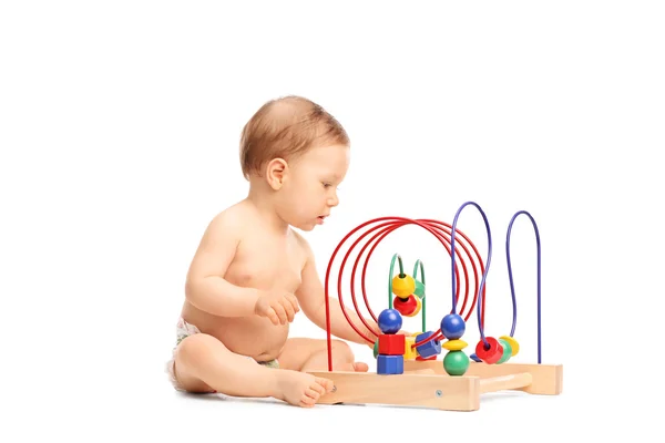 Милый малыш, играющий с игрушкой — стоковое фото