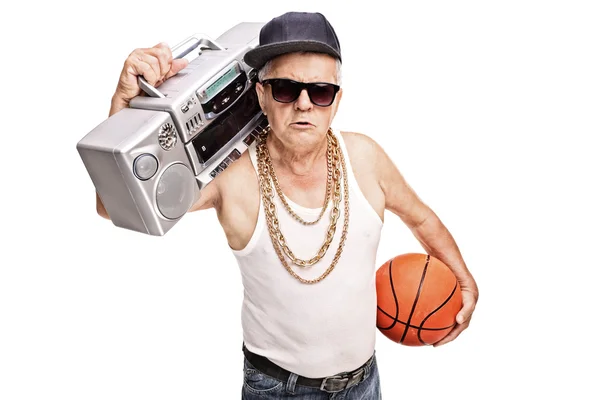 Senior man met ghettoblaster en een basketbal — Stockfoto