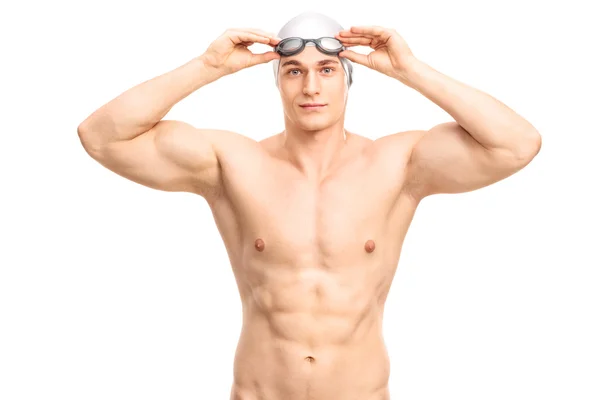 Muskulöser junger Schwimmer mit Badekappe — Stockfoto