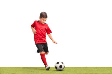 Küçük çocuk bir futbol tekme 