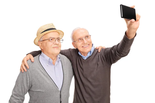 Dois homens mais velhos a tirar uma selfie — Fotografia de Stock
