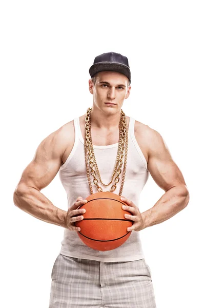 Homem muscular segurando uma bola de basquete — Fotografia de Stock