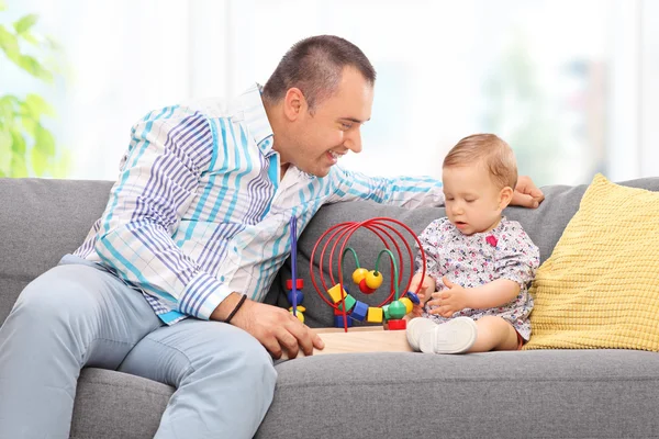 Pai brincando com sua filha bebê — Fotografia de Stock