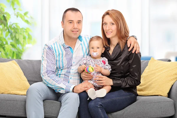 Met hun baby dochter thuis (echt) paar — Stockfoto