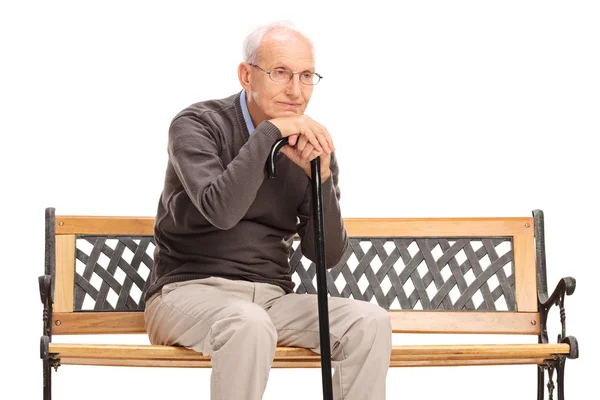 Nachdenklicher älterer Herr sitzt auf einer Bank — Stockfoto