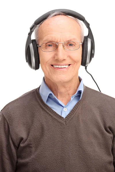 Hombre mayor con enormes auriculares — Foto de Stock