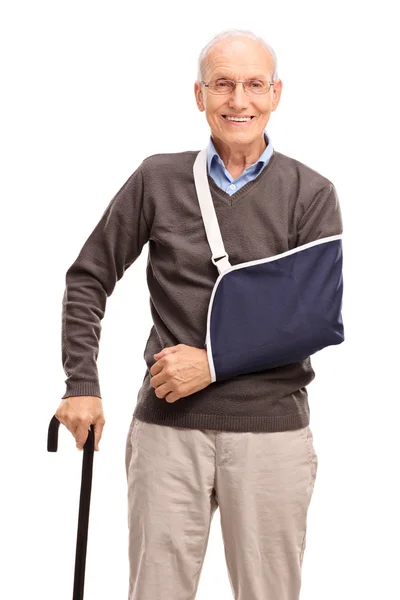 Homem idoso com um braço quebrado — Fotografia de Stock
