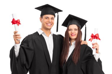 Genç çift onların diploma ile poz