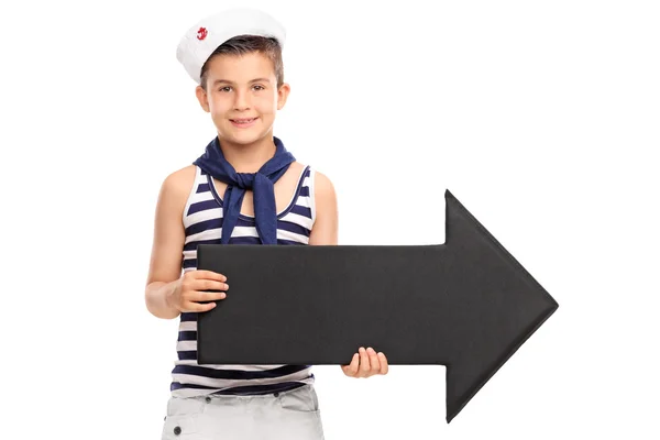 Kleine jongen in sailor outfit houden pijl — Stockfoto