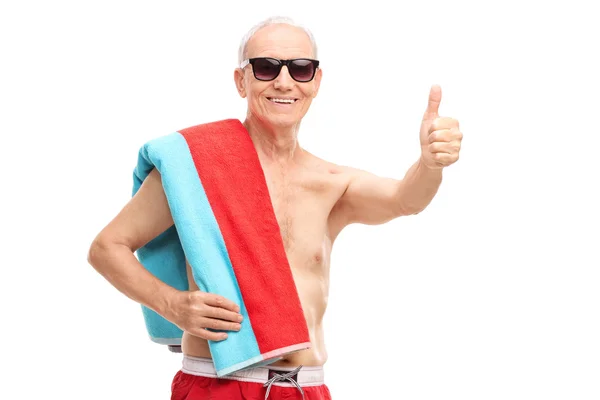 Hombre mayor en bañador dando un pulgar hacia arriba — Foto de Stock