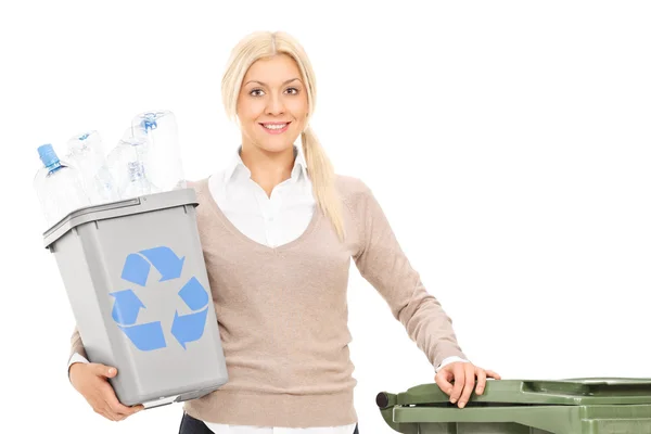 Mujer sosteniendo una papelera de reciclaje —  Fotos de Stock