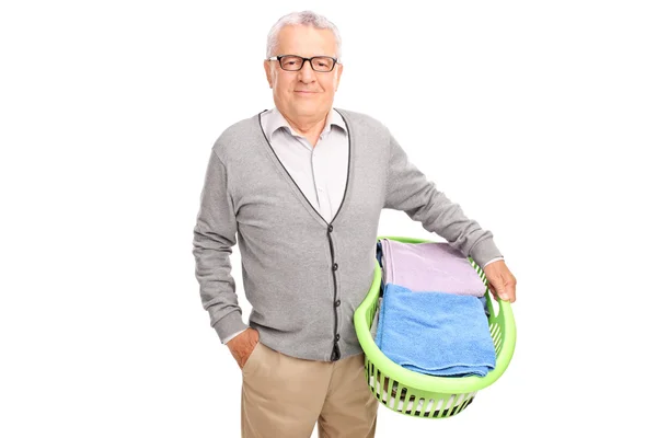 Senior mit Wäschekorb — Stockfoto