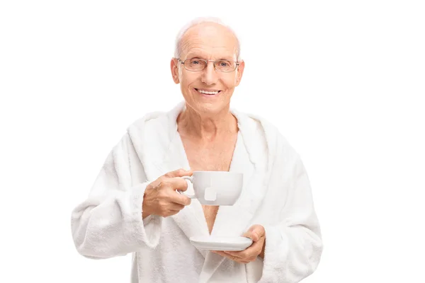 Hombre mayor sosteniendo una taza de té —  Fotos de Stock