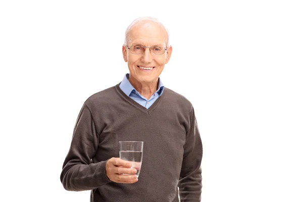 Äldre man håller ett glas vatten — Stockfoto