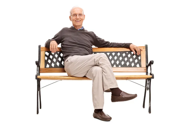 Senior man zit op een houten bench — Stockfoto