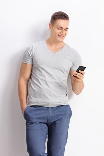 Homme tapant un SMS sur son téléphone portable — Photo