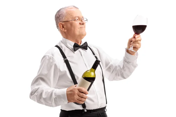 Mogen man håller ett glas vin — Stockfoto