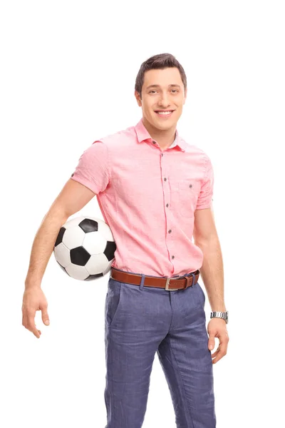 Młody facet dorywczo gospodarstwa piłki nożnej — Zdjęcie stockowe