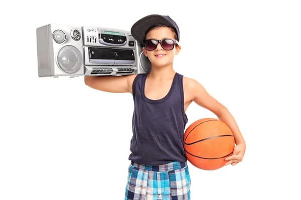 Menino segurando basquete e um blaster gueto — Fotografia de Stock