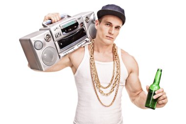 Bir getto blaster taşıyan ve bira tutan rapçi 