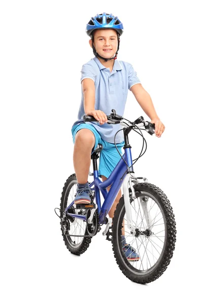 Malý chlapec s helmou sedí na kole — Stock fotografie