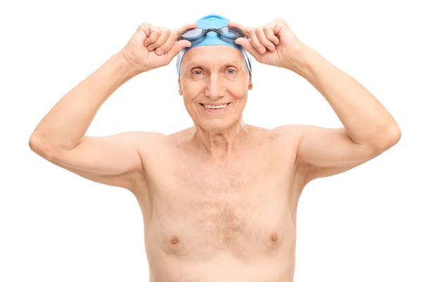 Senior man putting on his swimming goggles — Stock Photo, Image