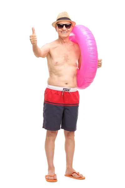 Starší muž s kroužkem plavání dává palec — Stock fotografie