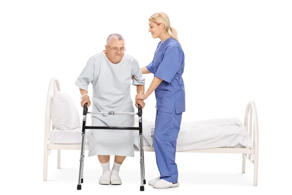 Kvinnliga sjuksköterskan att hjälpa en äldre patient — Stockfoto