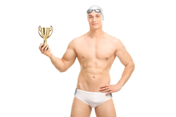 Nadador masculino sosteniendo un trofeo dorado — Foto de Stock
